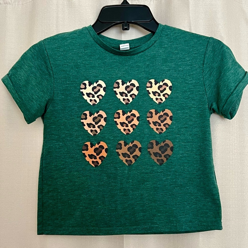 SHEIN Girls Green Leopard Heart Graphic Tee Size 6Y